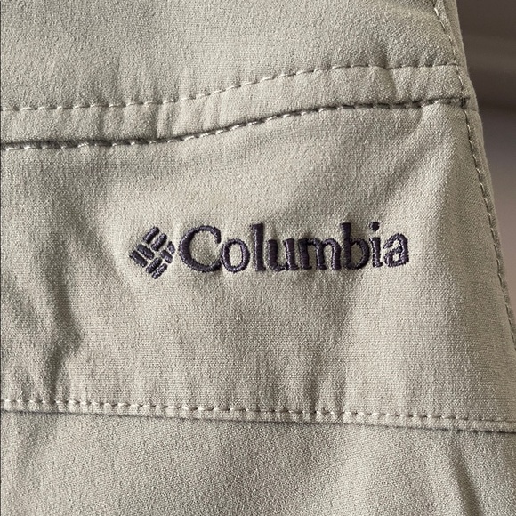 Columbia Women’s Olive Green Performance Hiking Shorts - Picture 3 of 5